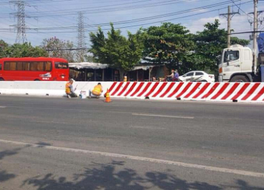 Traffic divider construction